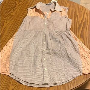 Sleeveless dress with lace